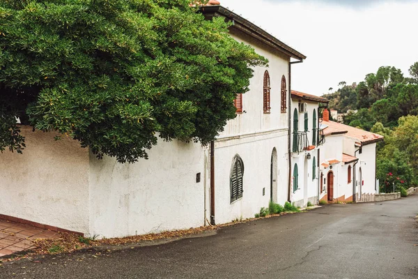 Kleine Huizen Buurt Van Bomen Weg Italië — Stockfoto