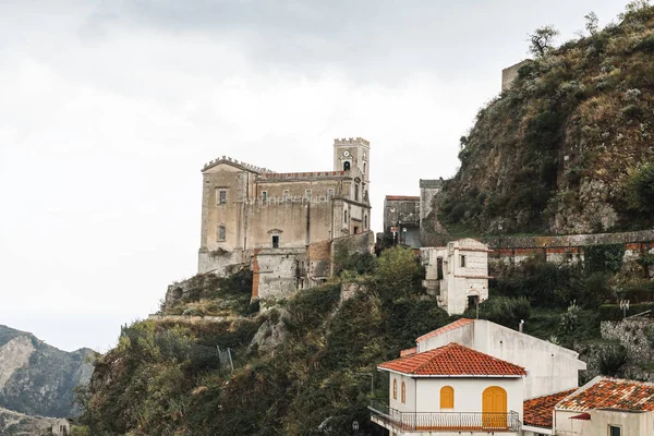 Savoca, İtalya - 3 Ekim 2019: Küçük evlerin yakınındaki tepede San Nicolo Kilisesi 