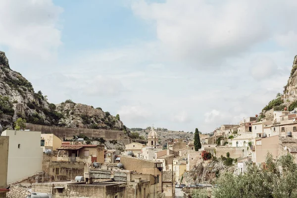 Scicli Italy Октября 2019 Солнечный Свет Домиках Возле Древней Церкви — стоковое фото