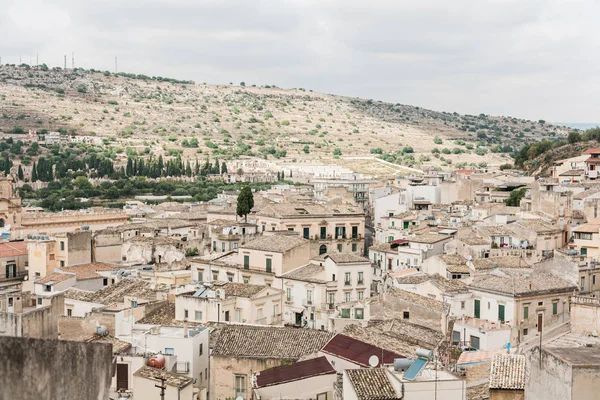 Mavi Gökyüzüne Karşı Küçük Evleri Olan Eski Talyan Şehri — Stok fotoğraf