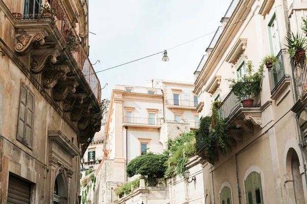 Blick Auf Pflanzen Auf Balkonen Alter Häuser Modica Italien — Stockfoto