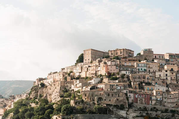 Sunlight Trees Small Houses Blue Sky Clouds Ragusa Italy — Stock Photo, Image