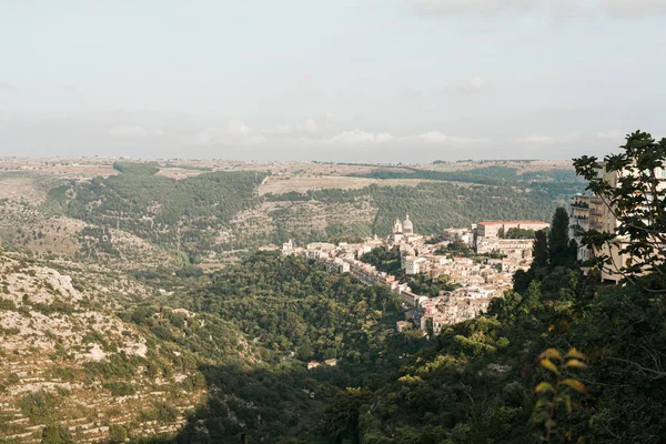 Enfoque Selectivo Árboles Verdes Colina Pequeñas Casas Ragusa Italia — Foto de Stock