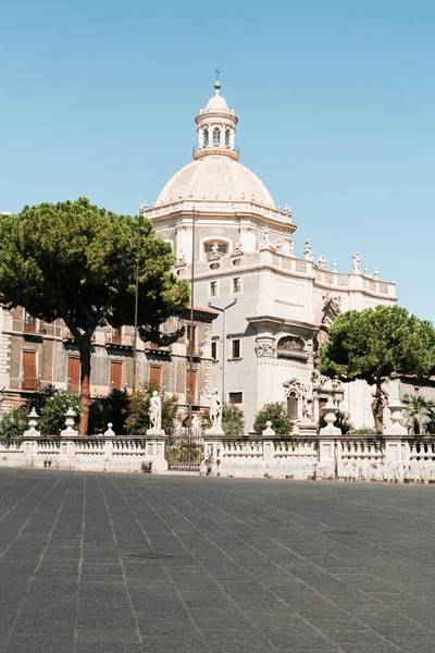 意大利卡塔尼亚 2019年10月3日 意大利圣阿加萨大教堂的立面靠近树木 — 图库照片