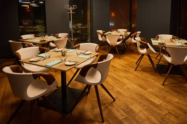 glasses near tissues and cutlery on wooden tables 