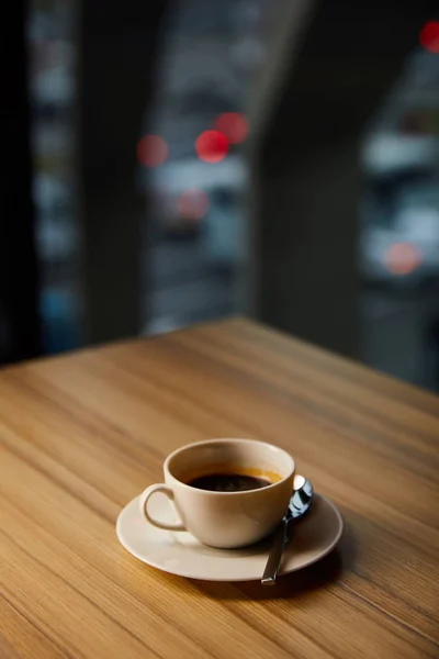 カフェの木のテーブルにコーヒーとカップの選択的な焦点 — ストック写真