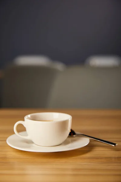 Kafede Sıcak Kahvenin Yanında Beyaz Fincanın Seçici Odağı — Stok fotoğraf