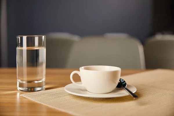 Selektivt Fokus Kopp Kaffe Nära Glas Med Vatten Caféet — Stockfoto