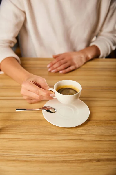 Beskärd Utsikt Över Kvinna Som Håller Kopp Med Varmt Kaffe — Stockfoto