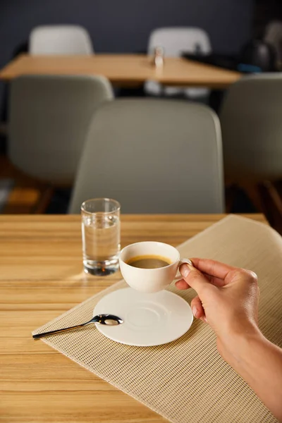 Oříznutý Pohled Ženu Držící Šálek Kávou Sklenice Vody Kavárně — Stock fotografie