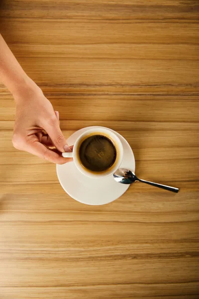 Вид Сверху Женщину Держащую Чашку Кофе Кафе — стоковое фото