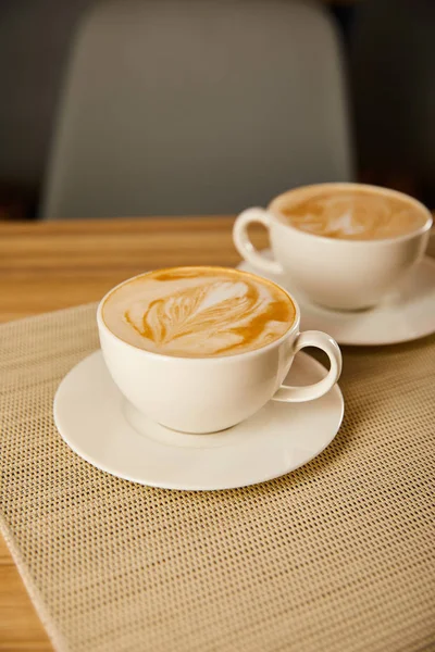 Messa Fuoco Selettiva Del Cappuccino Tazze Bianche Sul Tavolo — Foto Stock