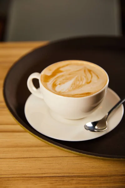 Fokus Selektif Cappuccino Dalam Cangkir Putih Dengan Piring Baki Hitam — Stok Foto