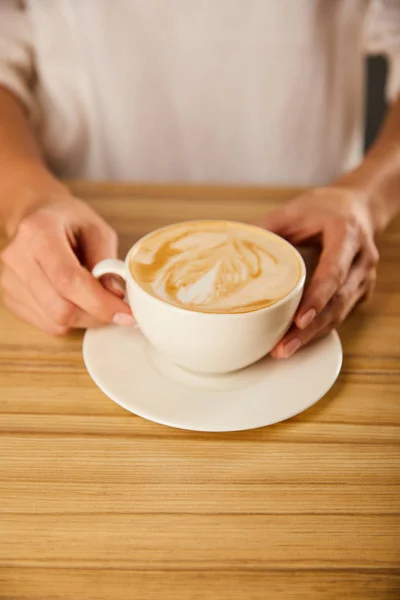 Vista Recortada Mujer Sosteniendo Taza Con Capuchino — Foto de Stock