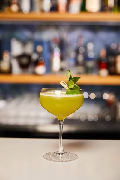 Szklanka Świeżym Koktajlem Alkoholowym Blacie — Zdjęcie stockowe