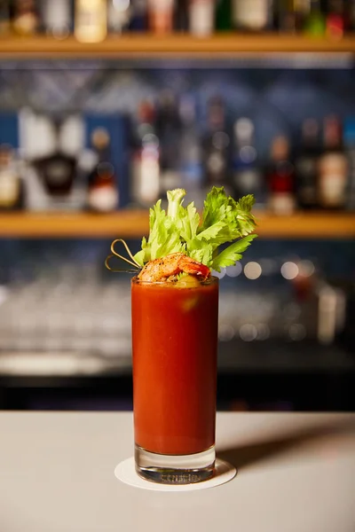 Bloody Mary Cocktail Selleri Maukkaita Katkarapuja Lasi — kuvapankkivalokuva