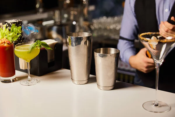 Vista Ritagliata Del Barman Che Prepara Cocktail Nel Bar — Foto Stock