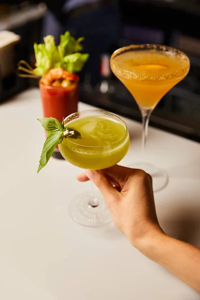 Cropped View Woman Holding Margarita Glass Fresh Cocktail — Stock Photo, Image