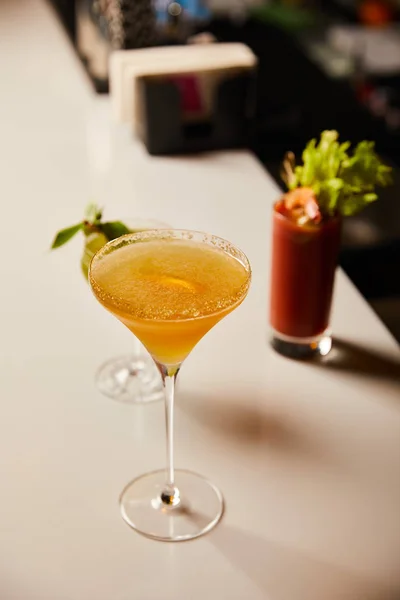 Valikoiva Painopiste Kylmä Cocktaileja Lasit Bar Stand — kuvapankkivalokuva