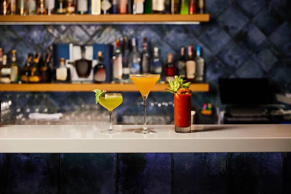 Cocktails Frescos Frios Copos Stand Bar — Fotografia de Stock