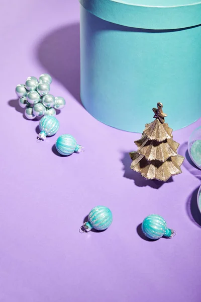 Scatola Regalo Blu Albero Natale Decorativo Con Palline Sfondo Viola — Foto Stock