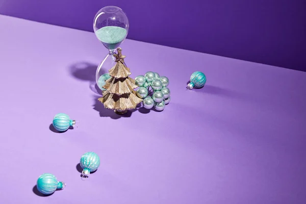 Декоративне Різдво Біля Синіх Вафлів Пісочного Годинника Фіолетовому Фоні — стокове фото