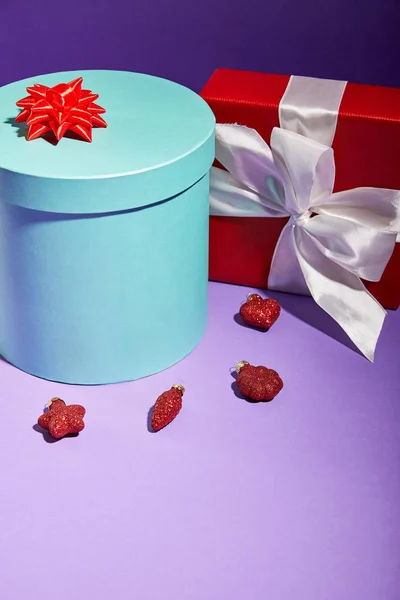 Blaue Und Rote Geschenkboxen Der Nähe Von Christbaumkugeln Auf Lila — Stockfoto