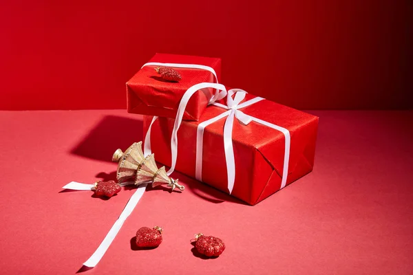 Scatole Regalo Rosso Decorativo Albero Natale Dorato Con Bagattelle Sfondo — Foto Stock
