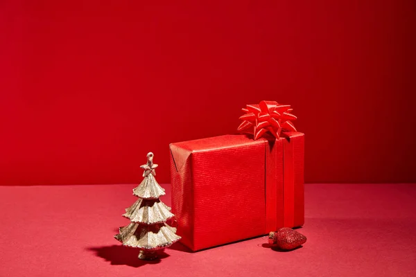 Rode Geschenkdoos Decoratieve Gouden Kerstboom Met Kerstbal Rode Achtergrond — Stockfoto