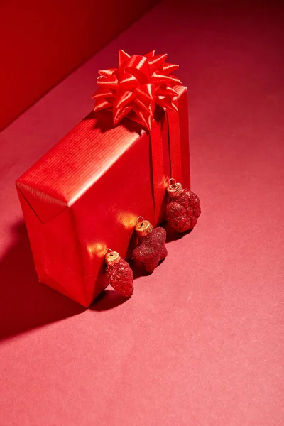 Rood Gewikkelde Feestelijke Geschenkdoos Met Kerstballen Rode Achtergrond — Stockfoto