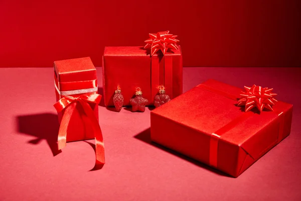 Caixas Presente Festivo Envolto Vermelho Com Fitas Arcos Fundo Vermelho — Fotografia de Stock