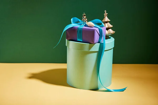 Caja Regalo Con Decoración Navidad Dorada Sobre Fondo Verde Amarillo —  Fotos de Stock