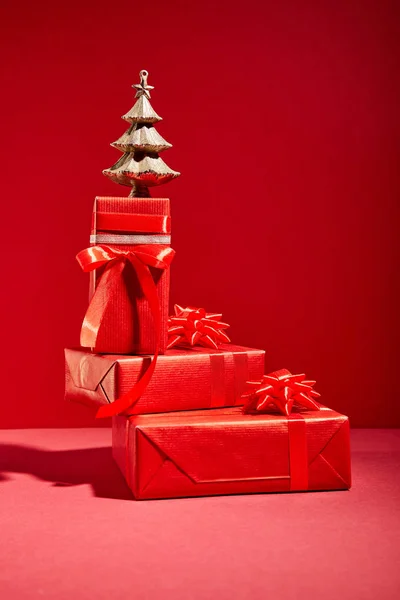 Caixas Presente Vermelho Árvore Natal Dourada Decorativa Fundo Vermelho — Fotografia de Stock