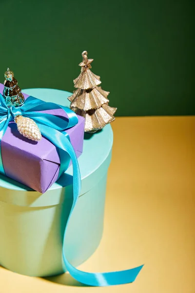 Geschenkbox Mit Goldener Weihnachtsdekoration Auf Grünem Und Gelbem Hintergrund — Stockfoto