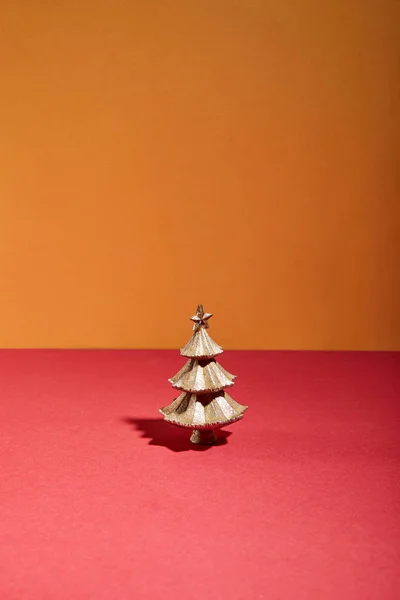 Árbol Navidad Decorativo Dorado Sobre Fondo Rojo Naranja — Foto de Stock