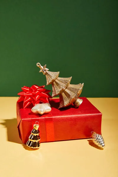 Cajas Regalo Rojas Decoración Navidad Dorada Sobre Fondo Amarillo Verde — Foto de Stock