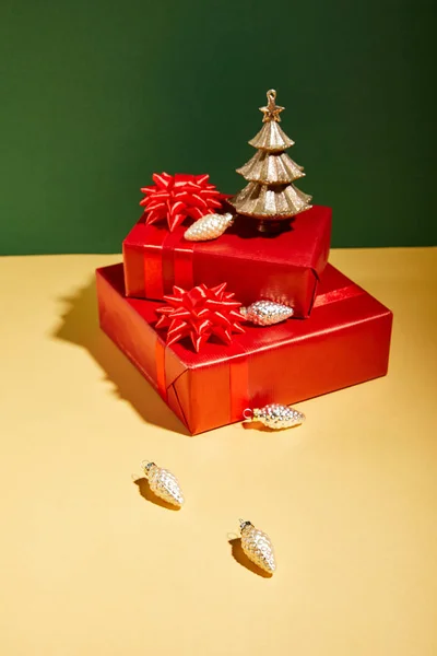 Cajas Regalo Rojas Decoración Navidad Dorada Sobre Fondo Amarillo Verde — Foto de Stock