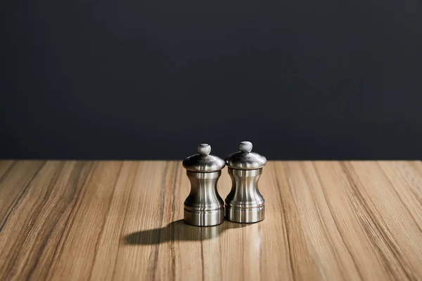 Silver Salt Och Peppar Shakers Träbord Isolerad Svart — Stockfoto