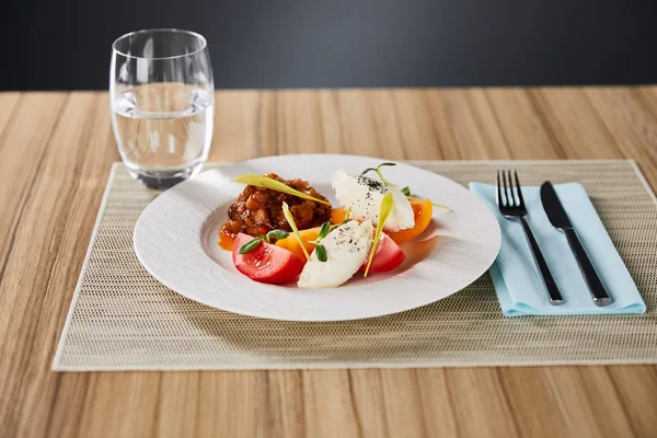 Foco Seletivo Delicioso Prato Restaurante Com Caviar Berinjela Tomates Servidos — Fotografia de Stock