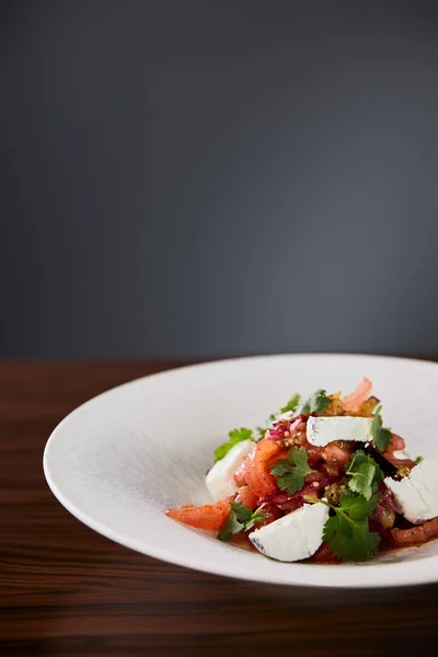 Läcker Restaurang Sallad Med Ost Serveras Vit Tallrik Träbord Svart — Stockfoto