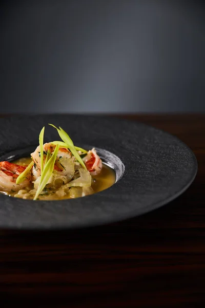 Vista Perto Sopa Deliciosa Restaurante Com Camarões Placa Preta — Fotografia de Stock