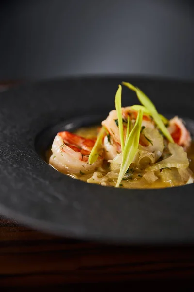 Close View Delicious Restaurant Soup Shrimps Black Plate — Stock Photo, Image
