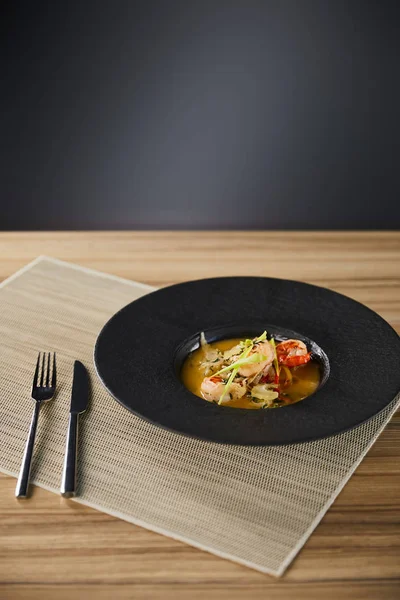 Νόστιμη Σούπα Εστιατόριο Γαρίδες Μαύρο Πιάτο Σερβίρεται Χαρτοπετσέτα Μαχαιροπίρουνα — Φωτογραφία Αρχείου