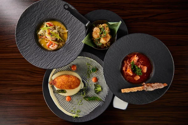 Vista Superior Deliciosos Platos Restaurante Mesa Madera —  Fotos de Stock