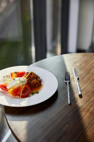 Läcker Äggplanta Kaviar Med Tomat Och Smör Serveras Restaurang Träbord — Stockfoto