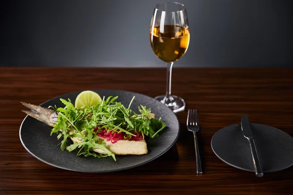 Saboroso Restaurante Peixe Bife Com Limão Rúcula Mesa Madeira Perto — Fotografia de Stock