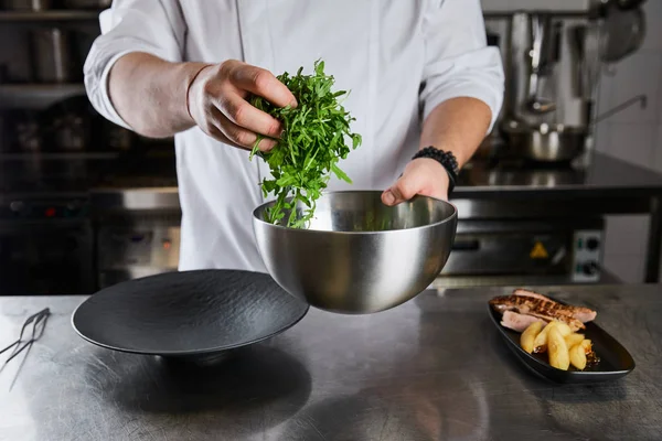 Abgeschnittene Ansicht Des Chefkochs Kochgericht Mit Rucola Fleisch Und Kartoffeln — Stockfoto