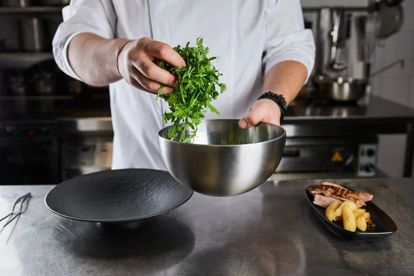 Vista Cortada Prato Cozinha Chef Com Arugula Carne Batata Cozinha — Fotografia de Stock