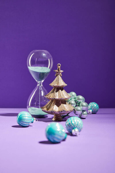 Selective Focus Decorative Christmas Blue Baubles Hourglass Purple Background — Stock Photo, Image