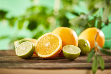 Kesiğin seçici odak noktası, ahşap yüzeyde tüm portakallar ve limonlar 